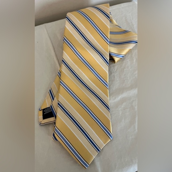 EUC Croft & Barrow Men’s Silk Tie Yellow w/Blue Stripe Pattern; Approx 3” x 60” - Picture 2 of 8